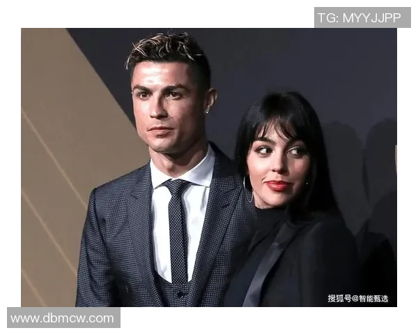 足球明星邂逅美女时的迷人瞬间与真实反应揭秘