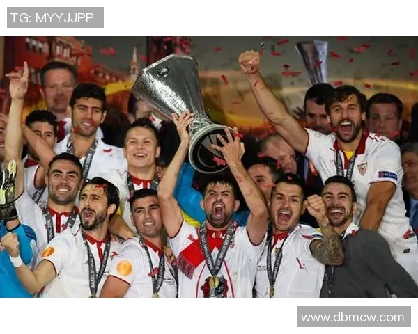 足球明星欢庆时刻举起奖杯尽情跳舞的精彩瞬间展示 足球明星欢庆时刻举起奖杯尽情跳舞的精彩瞬间展示