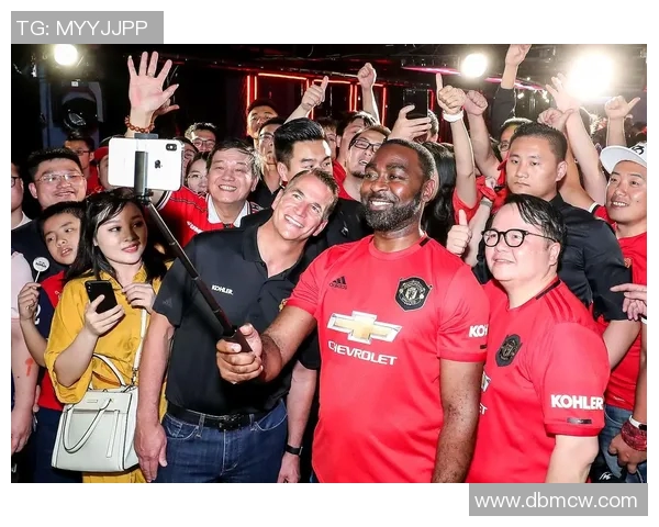 比伯与足球明星亲密合影引发粉丝热议共同庆祝运动与音乐的完美结合 比伯与足球明星亲密合影引发粉丝热议共同庆祝运动与音乐的完美结合