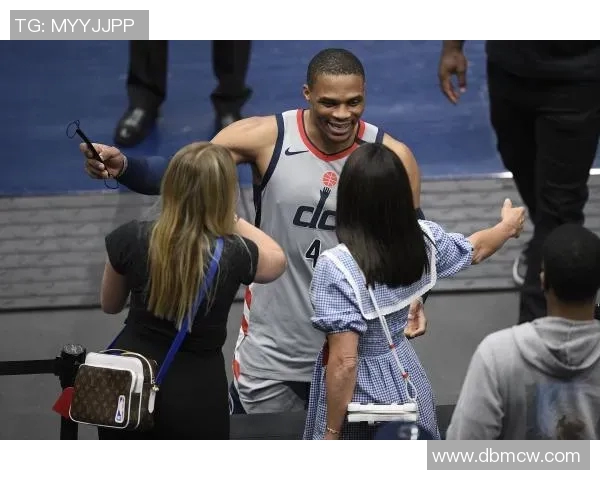 足球明星在激烈比赛中意外受伤头部流血引发球迷关注和担忧