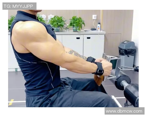 双手哑铃划船训练技巧与注意事项全面解析助你打造完美背部肌肉